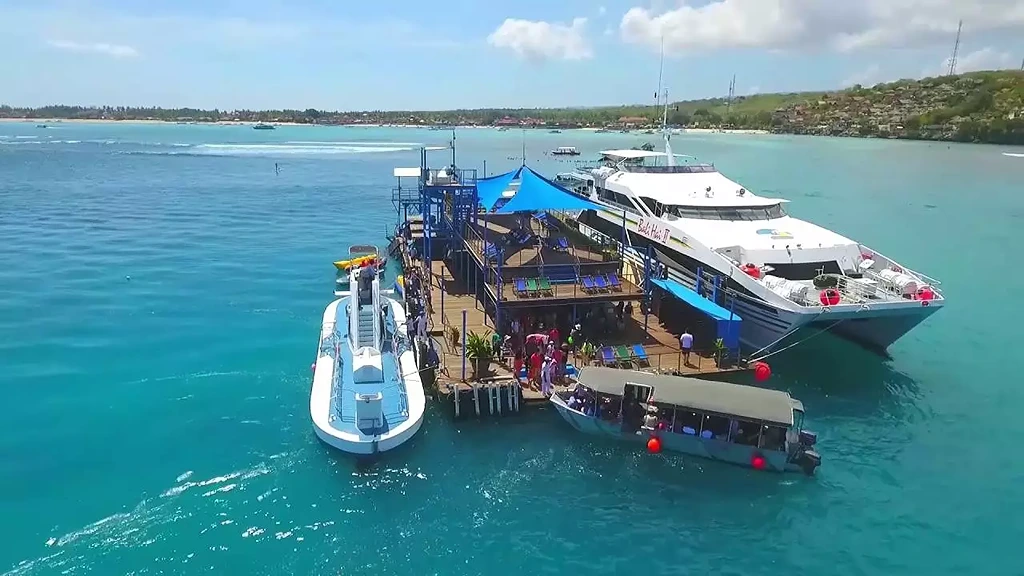 10 Unforgettable Things to Experience in Bali Hai Pontoon, Nusa Lembongan Pontoon a floating platform in the sea