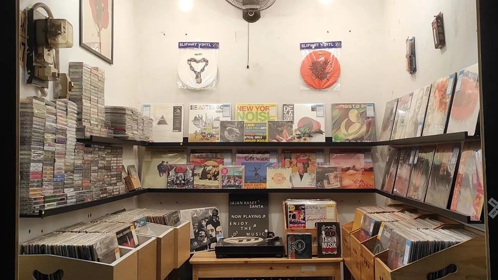 Attractions and Delicious Culinary at Pasar Santa Jakarta You Should Know vinyl black discs_