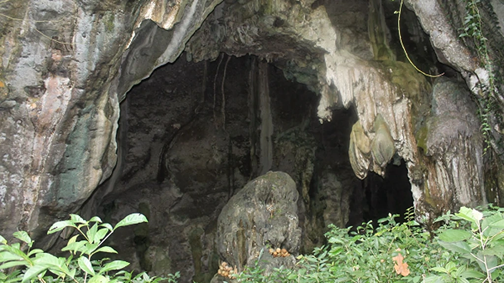 Goa Tengkorak ( Skull Cave) Danau Matano Sulawesi Selatan